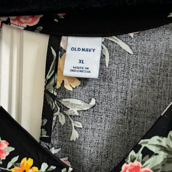 BNWT Old Navy Keyhole Floral Sleeveless Blouse - Picture 3 of 4